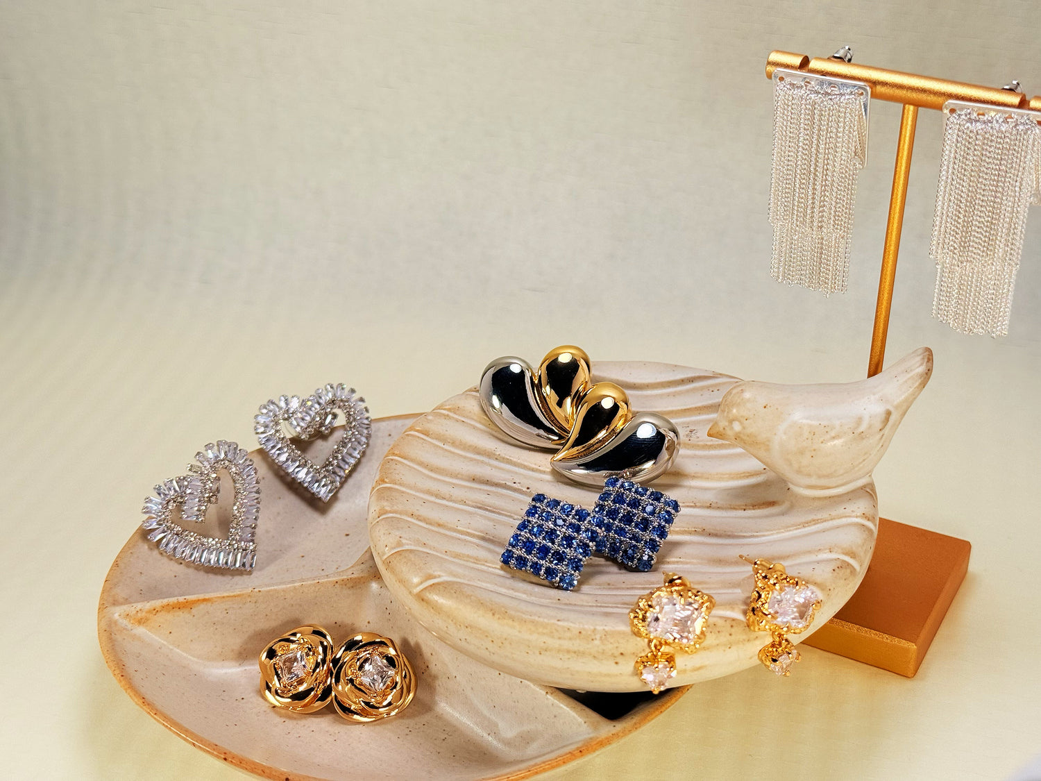 Amour Aviary - The Avenue