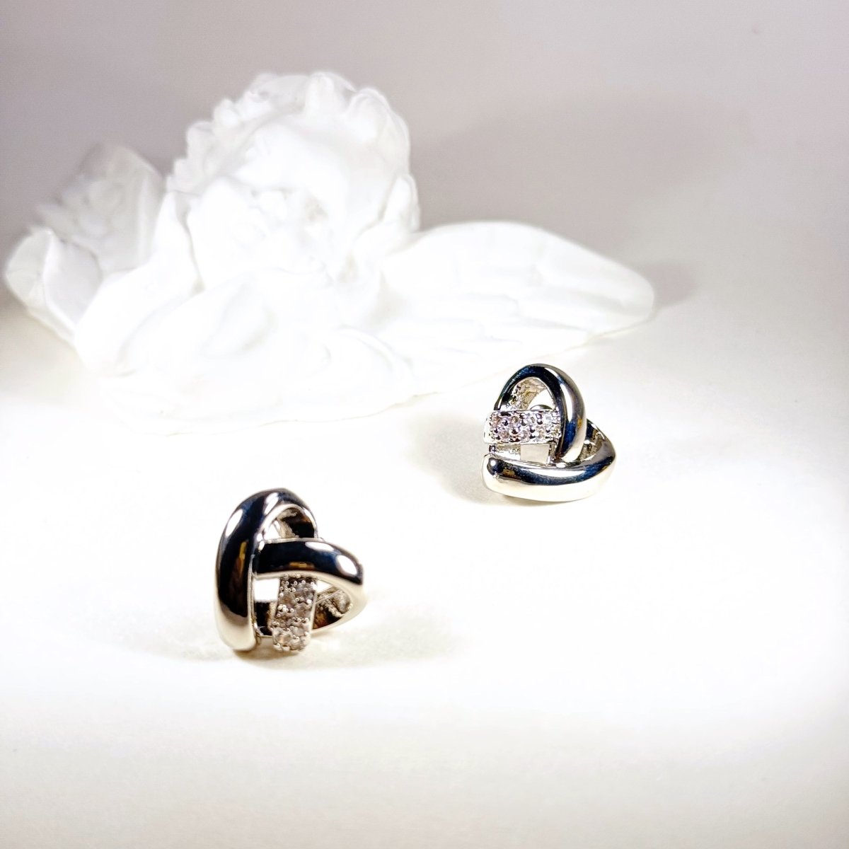 Intertwined Hearts - The Avenue